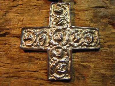 Croce con rose in argento sbalzata e cesellata