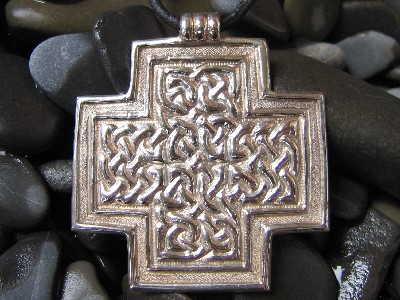Croce con motivi celtici in argento sbalzata e cesellata