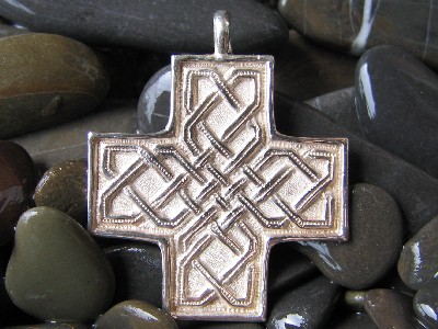 Croce con motivi celtici in argento sbalzata e cesellata