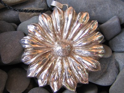 Fiore in argento sbalzato e cesellato