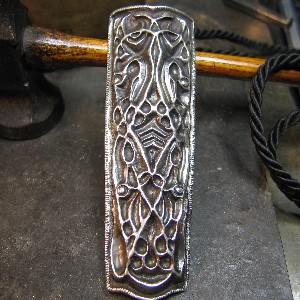 PPendente in argento con motivi Vichinghi sbalzato e cesellato