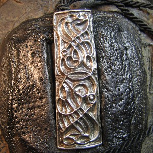 Pendente in argento con motivi Vichinghi sbalzato e cesellato