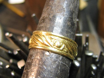 Anello cesellato