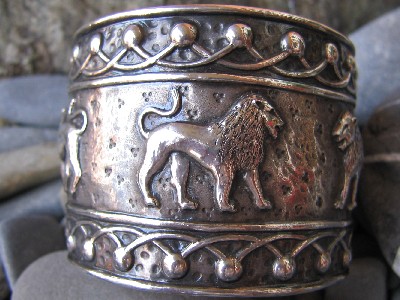 Bracciale in argento stile Etrusco sbalzato e cesellato