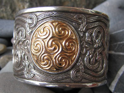 Bracciale in argento e oro stile celtico sbalzato e cesellato