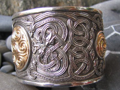Bracciale in argento e oro stile celtico sbalzato e cesellato