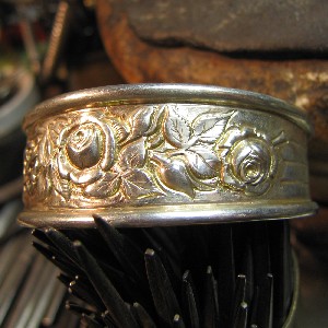 Bracciale in argento con motivi floreali sbalzato e cesellato