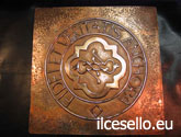 Logo notarile su lastra di bronzo sbalzata e cesellata interamente a mano - Dim: 21x21cm