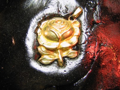 Rosa in oro sbalzata e cesellata
