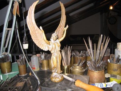 Restauro di angelo in bronzo